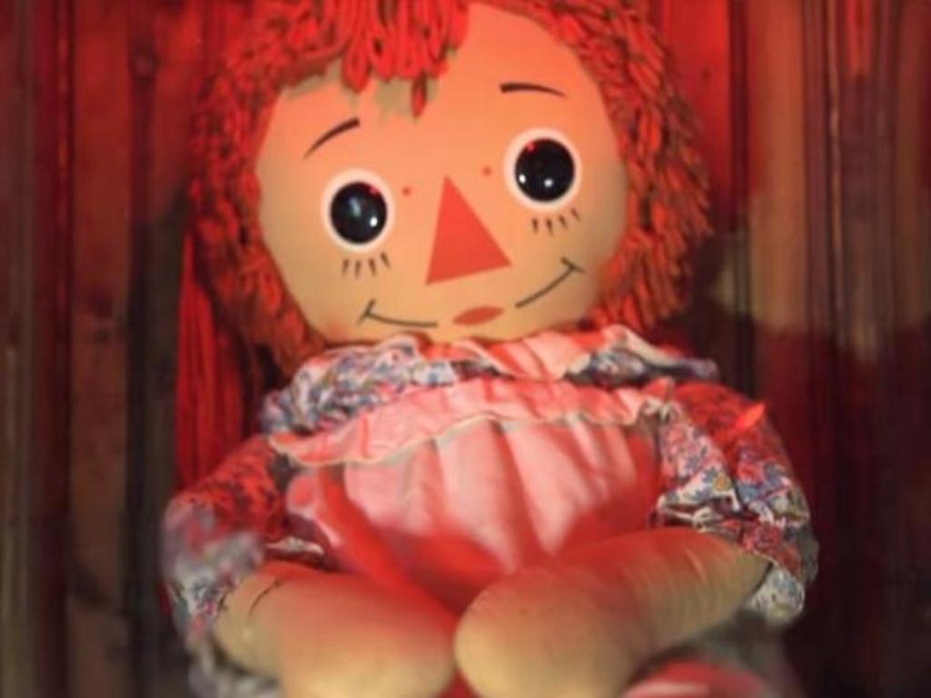 Muñeca. Annabelle sigue encerrada en una vitrina en el museo de los Warren.