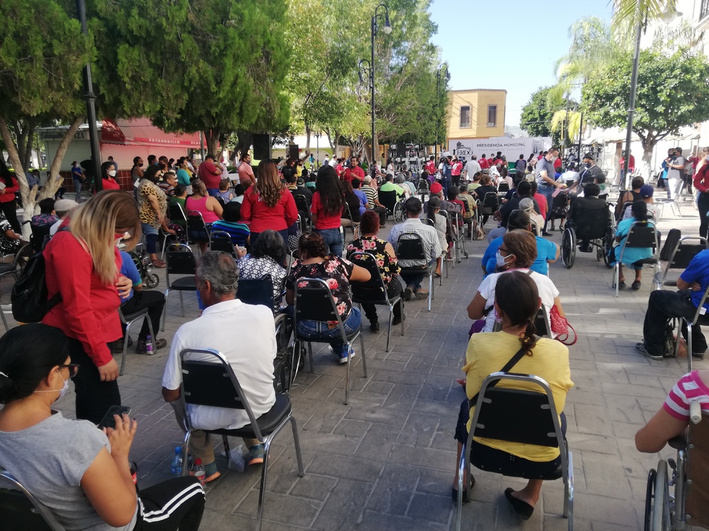 Más de 100 personas se aglomeraron en la presidencia municipal de Lerdo para el evento de entrega de equipos de apoyo.
