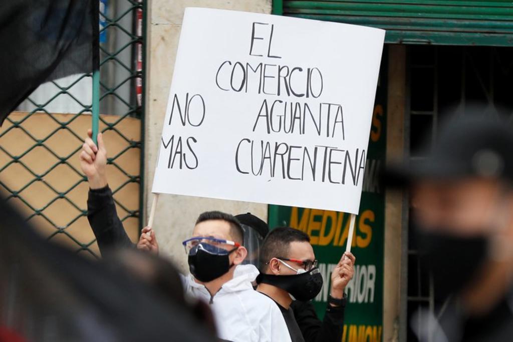 Más de medio centenar de comerciantes realizaron este sábado un plantón en Bogotá para rechazar la decisión de la alcaldesa, Claudia López, de decretar una nueva cuarentena estricta en el centro de la ciudad, lo que consideran que 'entierra' el comercio mayorista que allí predomina. (CORTESÍA)