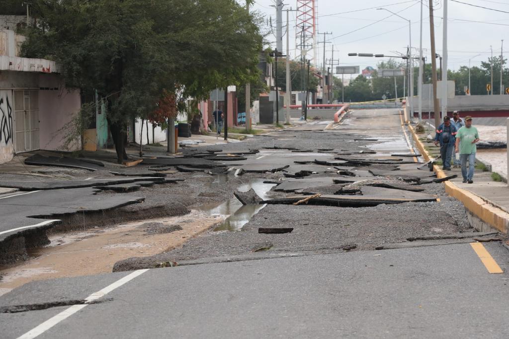 Los daños que afectan vialidades y colonias en el área metropolitana siguen sin atenderse. (ARCHIVO)