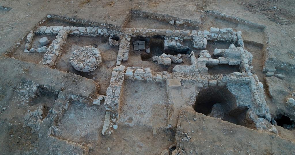 Según la Autoridad de Antigüedades de Israel (AAI), que gestiona la exploración, además del taller de jabón se descubrieron restos de juegos de mesa comunes en la época.  (INTERNET) 