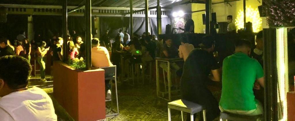 Dos restaurantes-bar del municipio de Torreón sobreexplotaron su giro el fin de semana, es decir, privilegiaron la venta de alcohol por encima de los alimentos, lo que va en contra de las disposiciones sanitarias para evitar el contagio y propagación del virus SARS-CoV-2 (COVID-19). (PADRONES DE LA SECRETARÍA DE FINANZAS ESTATAL)