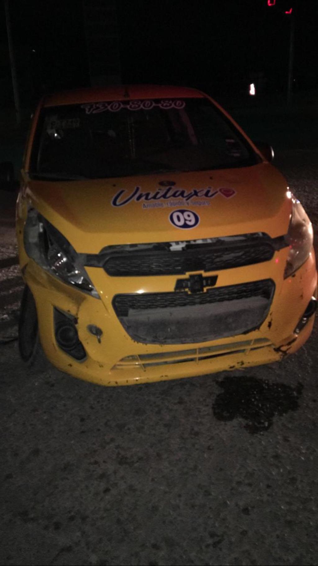 Accidente entre un taxi y un particular deja una mujer lesionada y daños materiales. (EL SIGLO DE TORREÓN)
