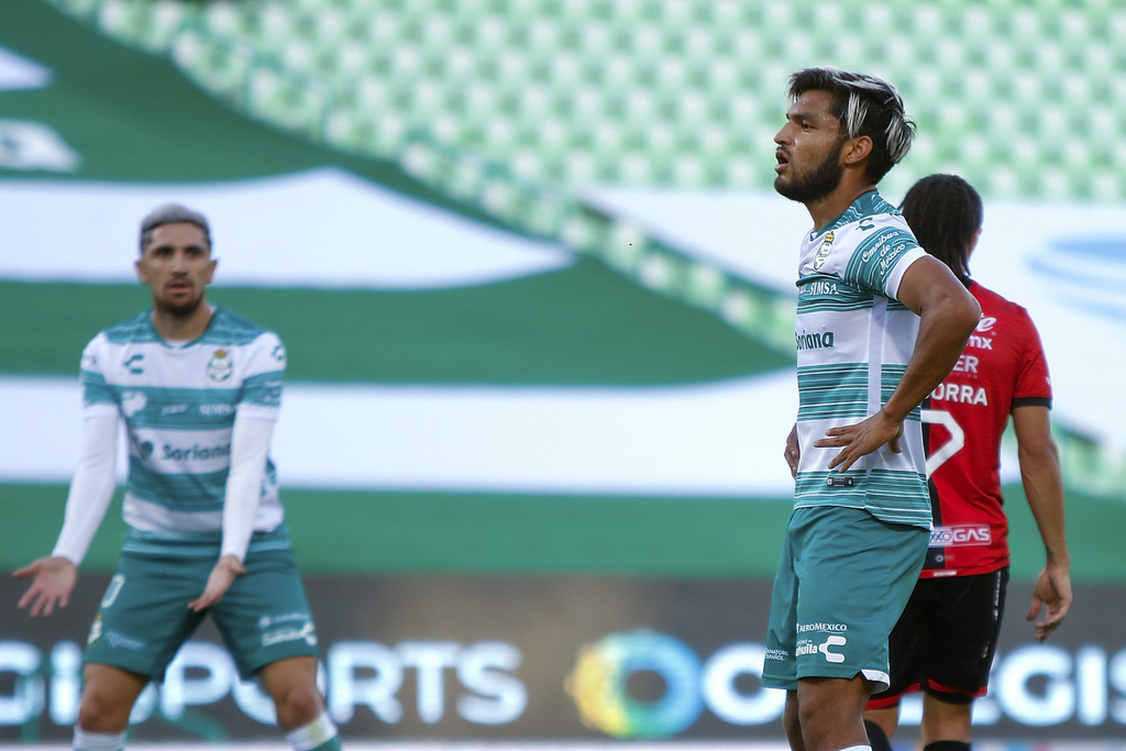 Diego Valdés le pide el balón a Eduardo Aguirre, luego de un disparo del 'Mudo' en el juego de ayer. (JAM MEDIA)