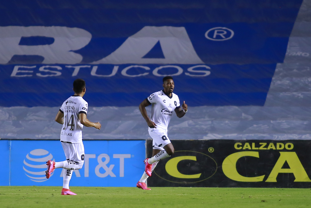 Hugo Silveira (d) festeja luego de anotar el cuarto gol de los Gallos, su segundo en el encuentro. (JAM MEDIA)