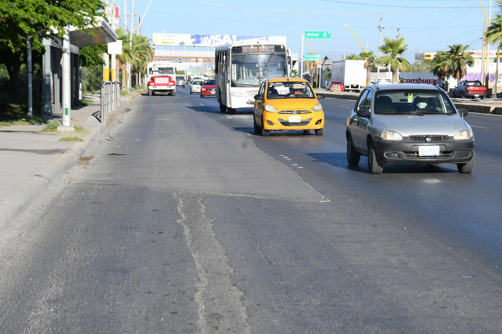 Las principales afectaciones en el carril de concreto de la ruta troncal del Metrobús se observan entre los ejidos La Joya y el Águila, casi a la altura de la Ciudad Universitaria de Torreón.