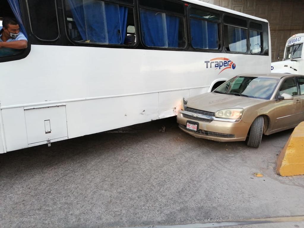 Los primeros peritajes indicaron que un camión de la marca International, modelo 2005, color blanco, con número económico 58, intentó salir del retorno con rumbo a Torreón.
(EL SIGLO DE TORREÓN)