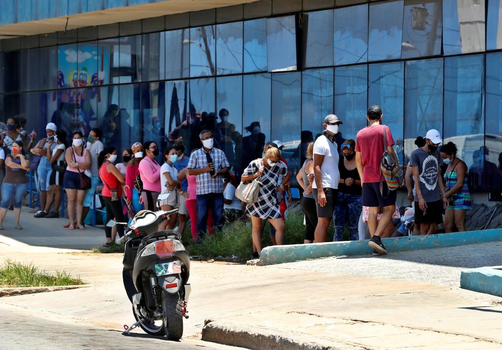 Cuba agregó 48 nuevos contagios de la COVID-19, 43 de ellos diagnosticados de manera dispersa en 13 municipios de La Habana, una tendencia que se mantiene en las últimas semanas. (ARCHIVO) 