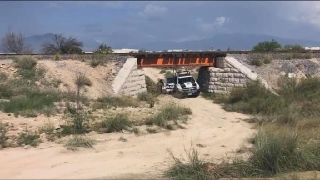 De acuerdo a los hechos, fue un hombre que caminaba por el lugar quien se percató de un hombre colgado, por lo que solicitó a unas personas que pasaban que dieran aviso al Sistema de Emergencias 911. (EL SIGLO COAHUILA)