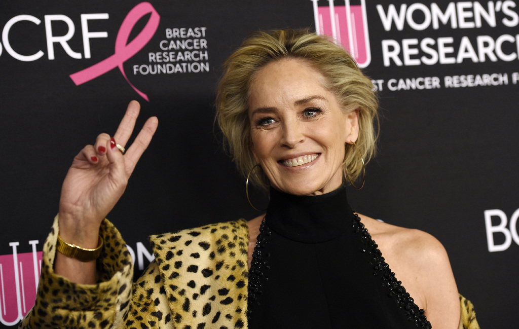 Desesperada. La actriz Sharon Stone critica falta de pruebas de COVID-19 en Montana, donde su hermana está hospitalizada.