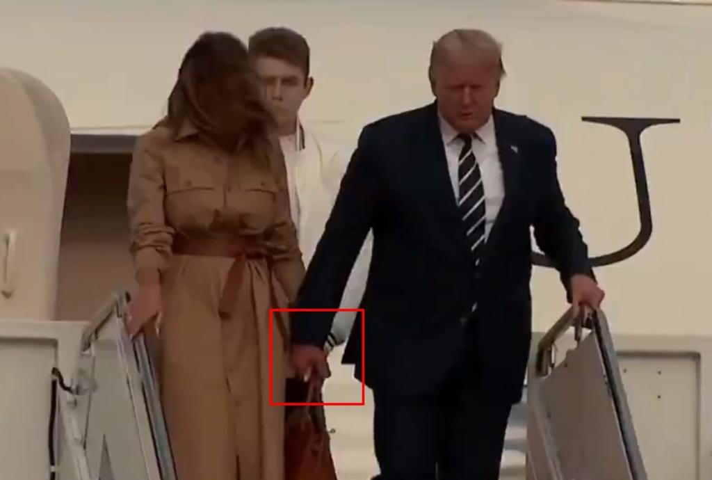 El hecho ocurrió a su llegada al aeropuerto de Morristown, NJ junto a su hijo menor Barron Trump de 14 años de edad, donde al descender del avión en diferentes ocasiones Donald intentó tomarla de la mano, pero ella prefirió sostener su abrigo y bolso. (INTERNET) 