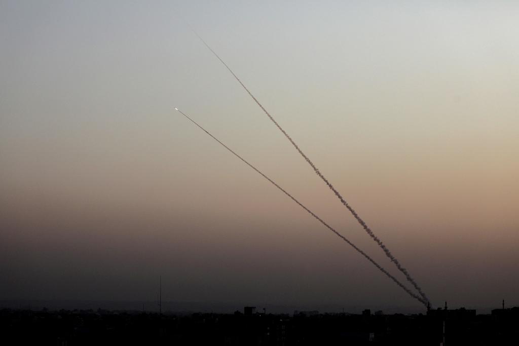 Milicias palestinas en Gaza lanzaron hoy un cohete hacia Israel, tras diez días de hostilidades en la zona y siete noches consecutivas con bombardeos israelíes en respuesta al lanzamiento de globos incendiarios y a disturbios en la valla divisoria. (ARCHIVO) 