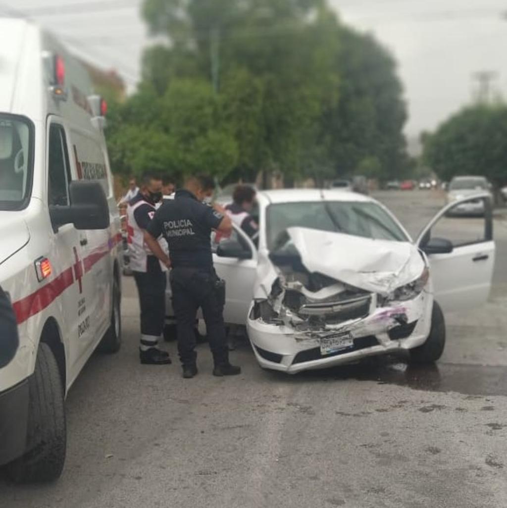 Paramédicos de la Cruz Roja arribaron al lugar para atender a una persona del sexo femenino que viajaba como acompañante en el automóvil sedán.
(EL SIGLO DE TORREÓN)