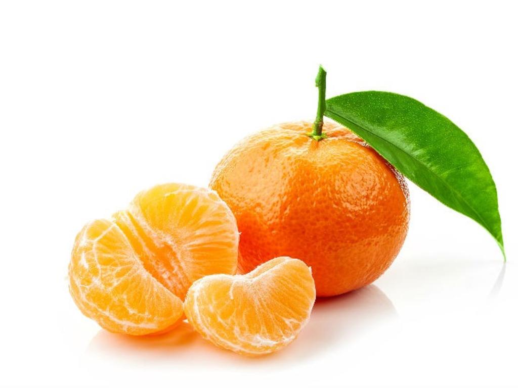 las mandarinas son una buena fuente de antioxidantes que pueden evitar la formación de enfermedades y el envejecimiento prematuro, por lo que se sugiere consumir alimentos y bebidas con esta fruta que aporta vitaminas A, C, potasio, hierro, ácido fólico y fibra. (INTERNET)
