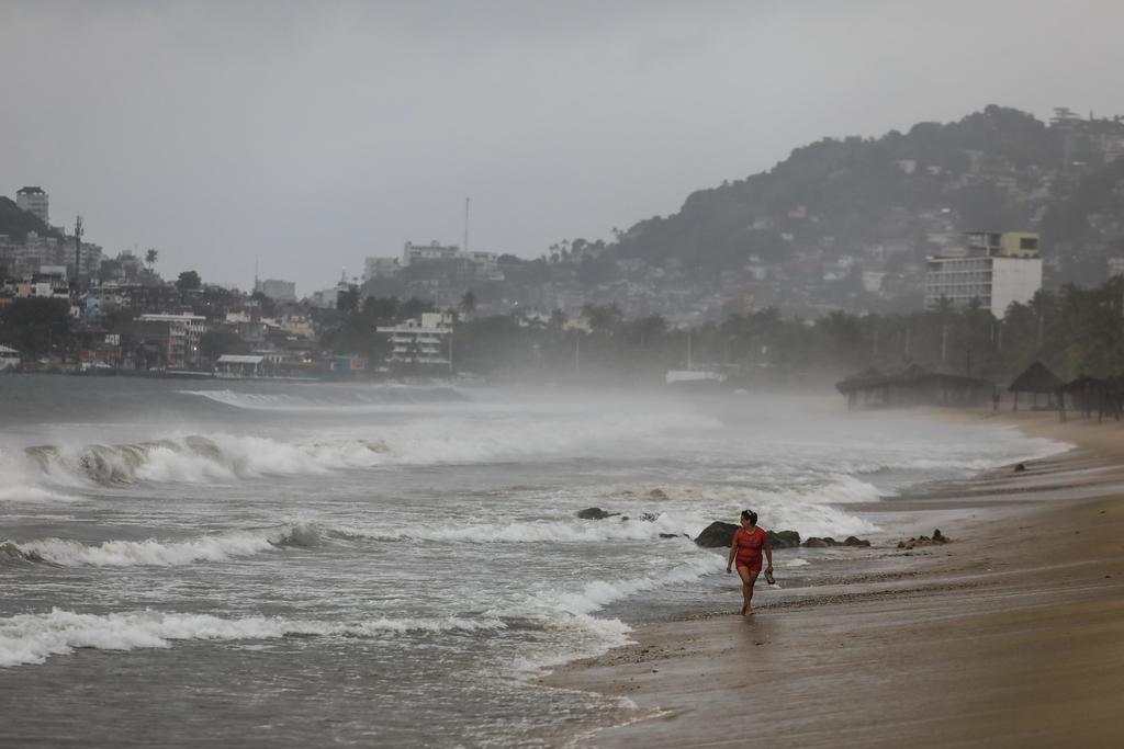 El huracán 'Genevieve' se degradó a categoría 3, con lo que se espera genere lluvias en seis estados del país. (EFE)