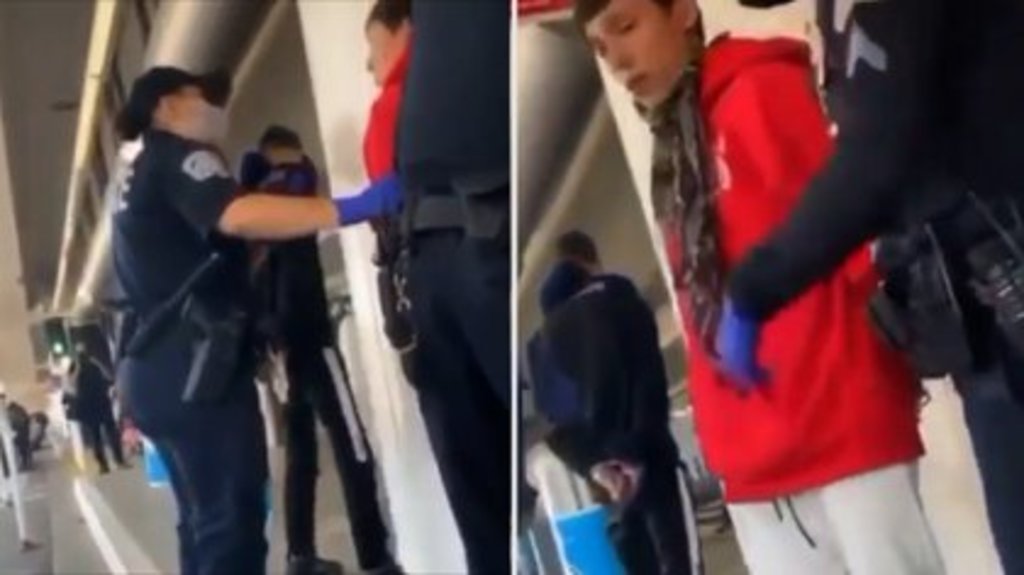 Incidente. Al cantante se le llamó la atención por traer mal puesto su cubrebocas.