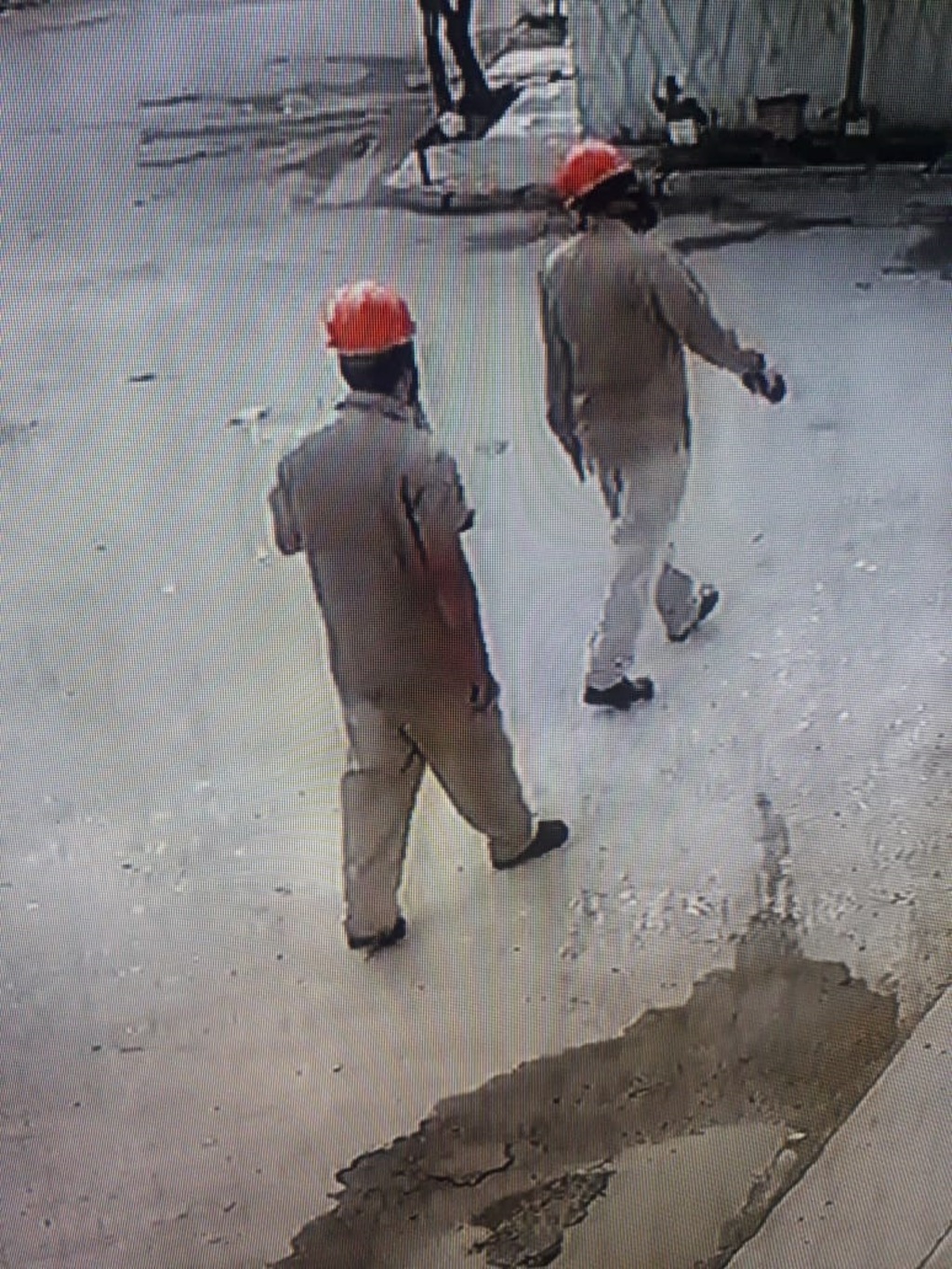 Estos son los dos sujetos que vestidos de trabajadores de la CFE perpetraron un robo con violencia dentro de un domicilio y se llevaron 70 mil pesos. (EL SIGLO DE TORREÓN)