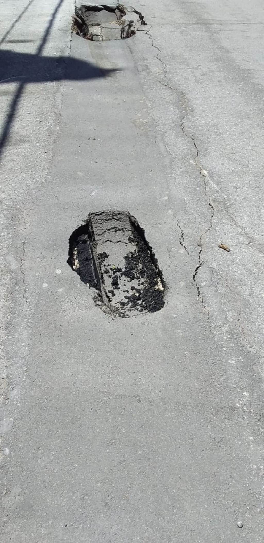 Desde el pasado lunes se detectó un hundimiento en la calle Tabasco de la colonia Campestre, representando un riesgo a la población.