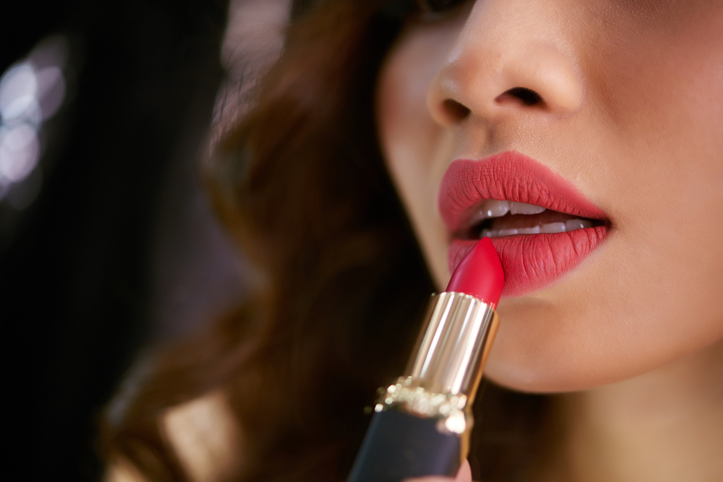 Existen algunos truquitos para que tu lipstick se quede en tu boca más horas. (ARCHIVO)