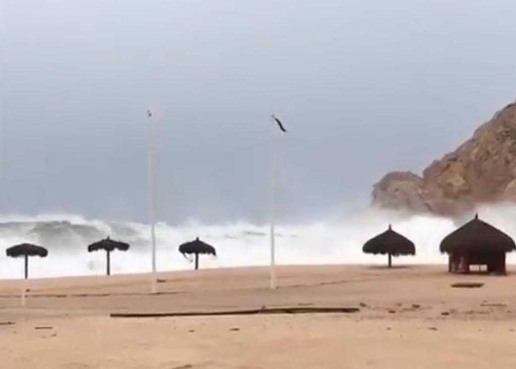 Por medio de Twitter, BCS Noticias compartió las increíbles imágenes captadas en la playa, donde se puede ver la violenta marea que está siendo originada por la tormenta de categoría 3.   (INTERNET) 