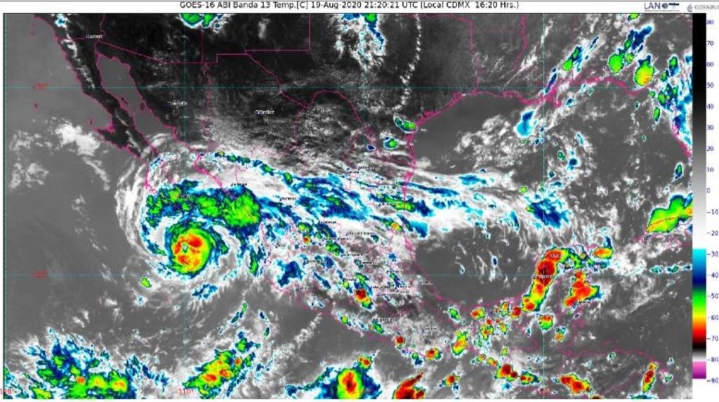El huracán 'Genevieve' se debilitó a categoría 1 en la escala Saffir-Simpson, pero sus bandas nubosas ocasionan fuertes lluvias en Baja California Sur, Sinaloa y Nayarit. (TWITTER)