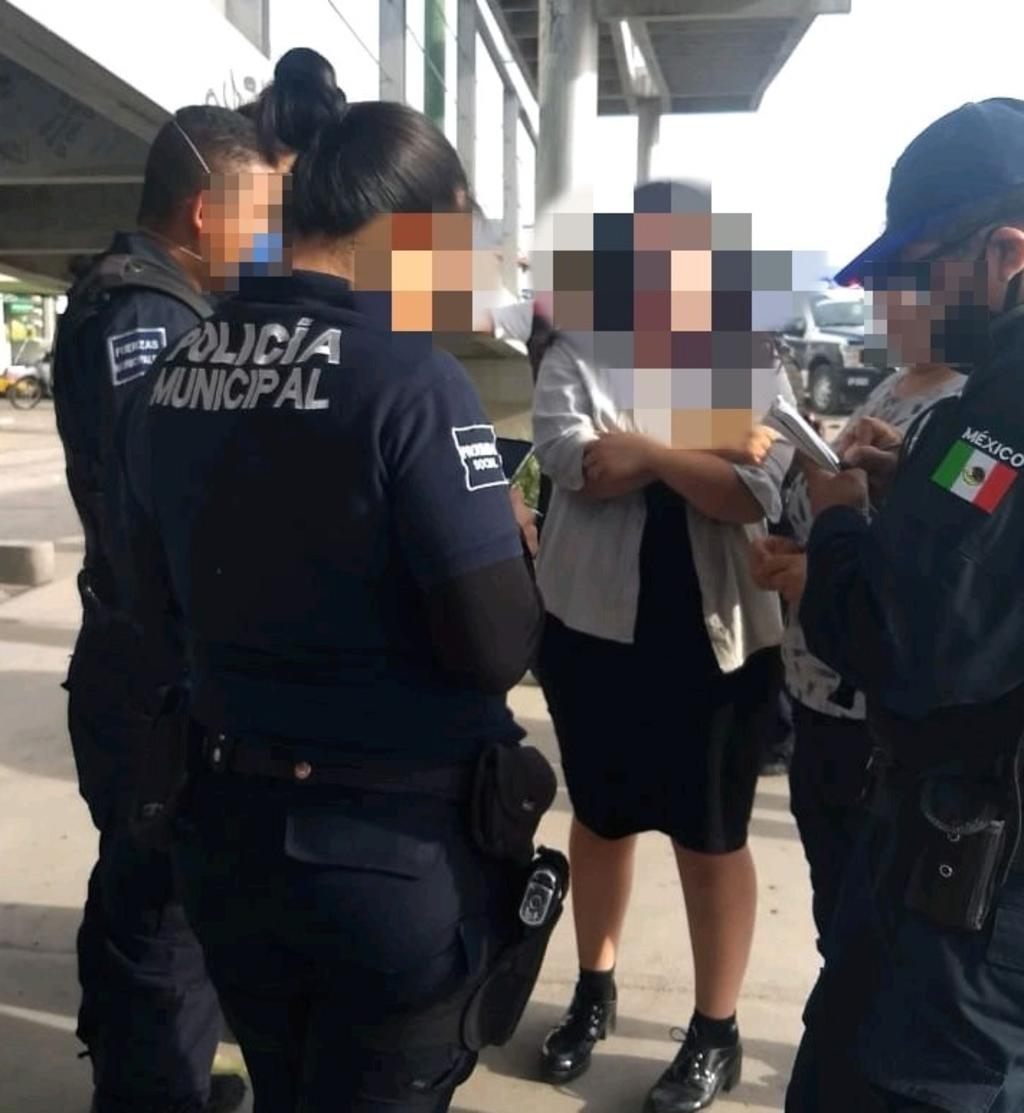 Una joven de 18 años de edad subió a un puente peatonal en la ciudad de Gómez Palacio y amenazó con lanzarse, minutos más tarde fue convencida de bajar y entregada a su familia. (EL SIGLO DE TORREÓN)