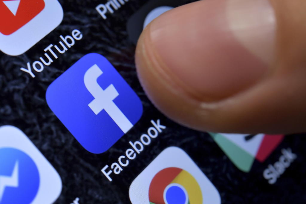 Facebook dijo el miércoles que restringirá en su plataforma al movimiento conspirativo de derecha QAnon y que dejará de recomendar a usuarios sumarse a grupos que lo apoyan, aunque no lo vetará completamente. (ARCHIVO)