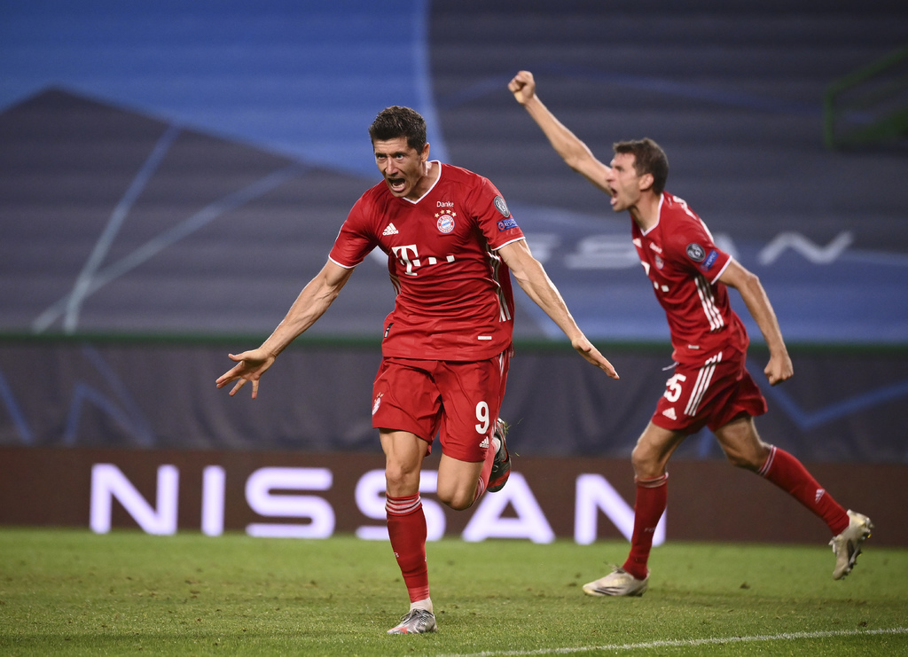Robert Lewandowski celebra luego de anotar el tercer tanto del Bayern, en la victoria 3-0 sobre Lyon en la semifinal de la Champions League. (AP)