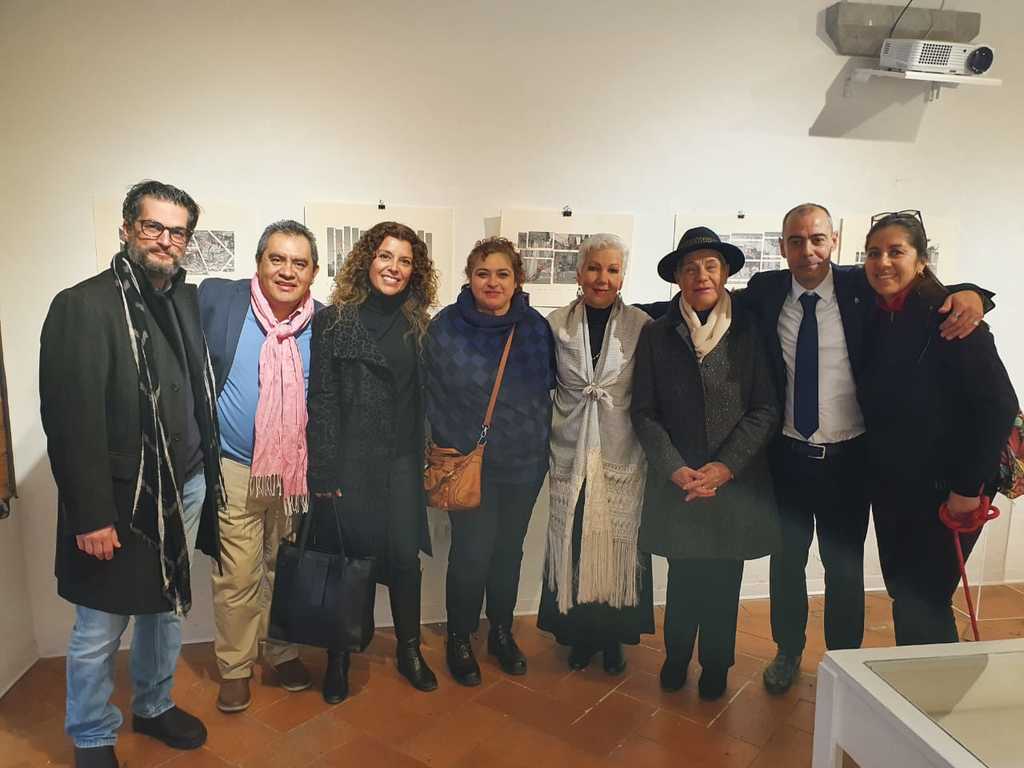Encuentro. La artista Márgara Garza con autoridades del Museo Dante de Florencia y de la Embajada Mexicana en Italia.