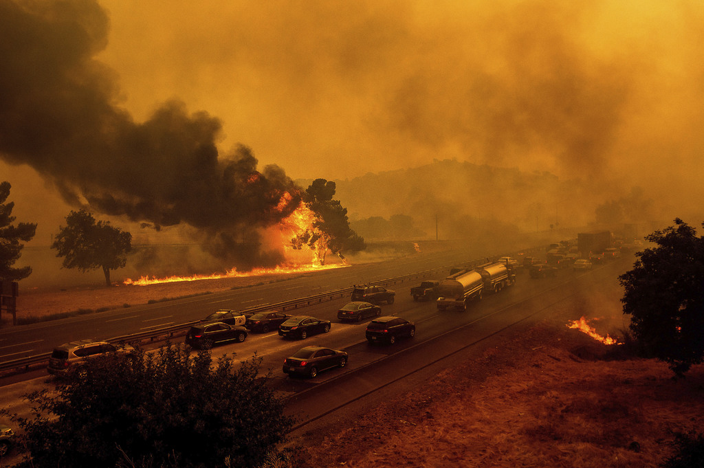 La ceniza esparcida en el suelo y el humo no favorecen al estado frente a la pandemia. (AP) 