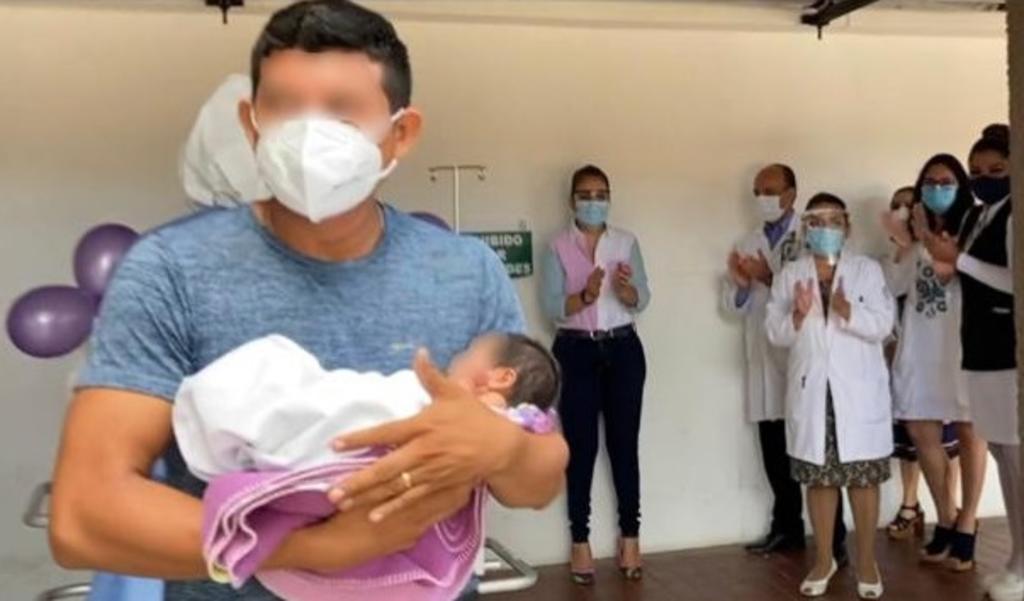 La menor al igual que su madre fue diagnosticada con COVID-19, por lo que tuvo que permanecer internada 10 días en la clínica del IMSS en Yucatán (CAPTURA) 