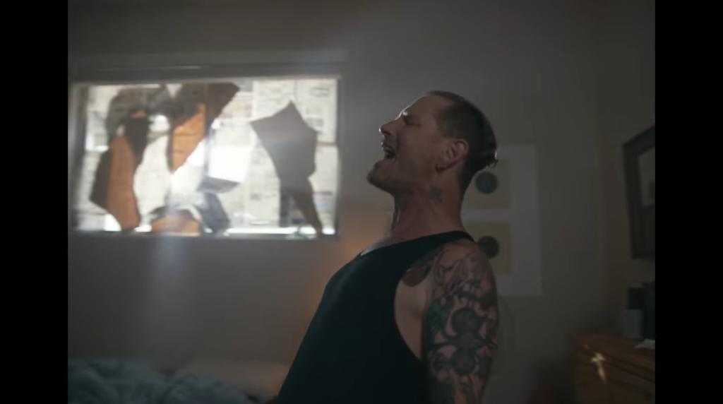 Corey Taylor, compartió el video musical oficial de su sencillo Black Eyes Blue. (ESPECIAL)
