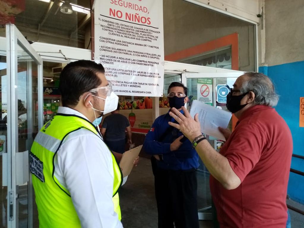 Mediante un recorrido de vigilancia en diversos negocios de La Laguna, las autoridades ubicaron accesos sin filtros de revisión sanitaria en la Plaza Abastos de Torreón. (EL SIGLO DE TORREÓN)