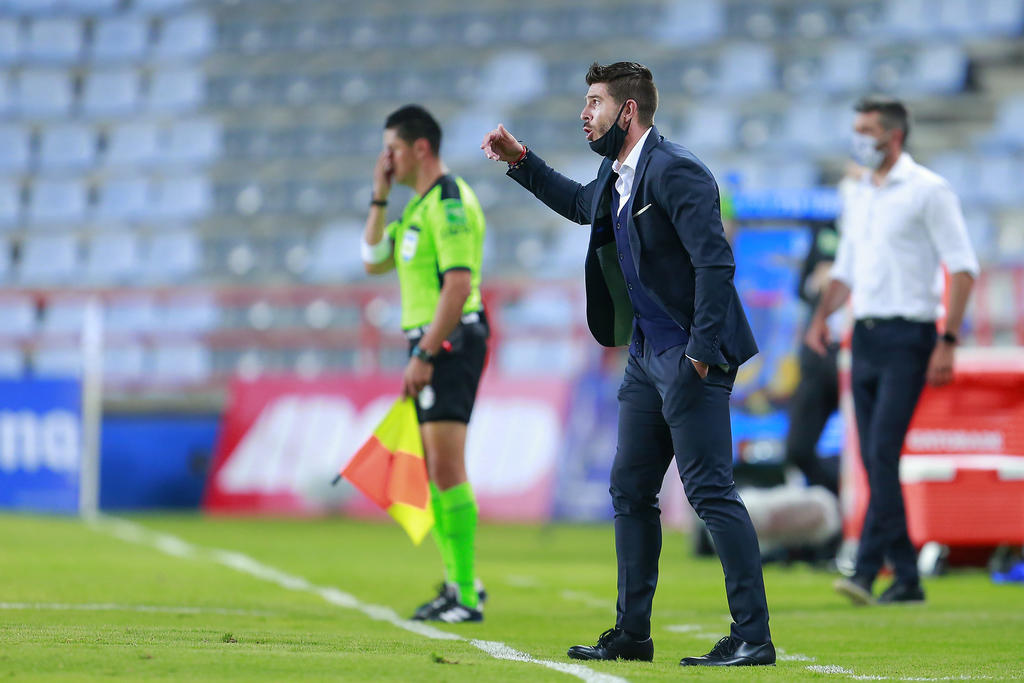 Victorias en fila contra el Cruz Azul y el América, respectivamente, han colocado al Querétaro como la sensación del torneo; sin embargo, su director técnico, Alex Diego, no se deslumbra por dos juegos. (ARCHIVO)