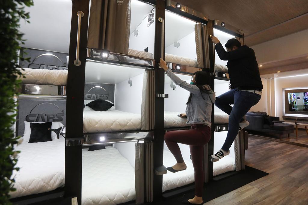 Emprendedores colombianos diseñaron un hotel en Bogotá en el que en vez de las tradicionales habitaciones se ofrece hospedaje en cápsulas, un 'modelo futurista' que ya se emplea en Japón y en China. (EFE) 