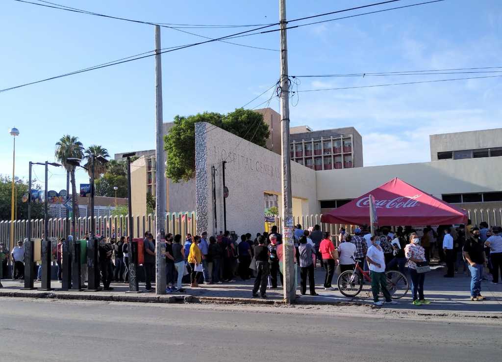 Se formaron largas filas a las afueras del Hospital General de Zona Número 16 del IMSS donde no se atendió la sana distancia. (FERNANDO COMPEÁN)