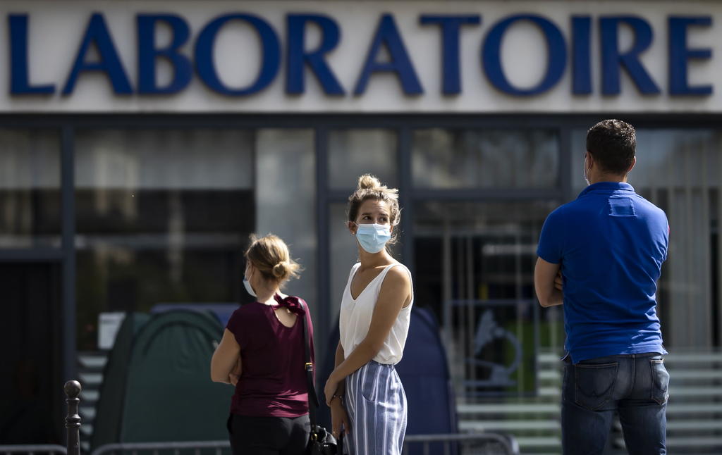 Francia registró este viernes por segundo día consecutivo más de 4,500 contagios de coronavirus en veinticuatro horas, mientras que el número de hospitalizados se mantiene a la baja. (EFE) 