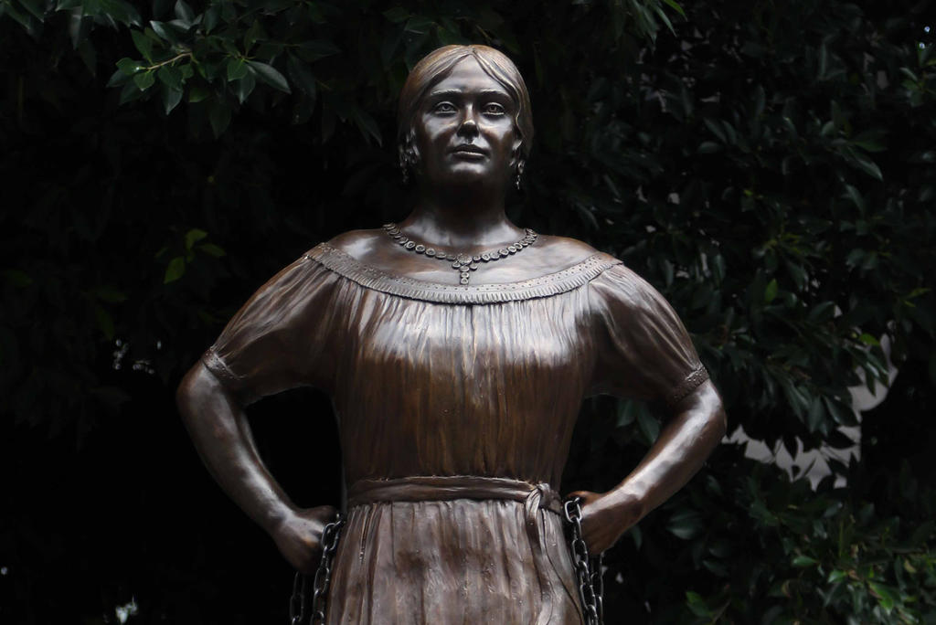 Durante la develación de la estatua de Leona Vicario, la cual formará parte del 'Paseo de las heroínas' en la Avenida Reforma, Beatriz Gutiérrez Müller, presidenta honoraria del Consejo de la Coordinación de Memoria Histórica y Cultural de México, recordó los esfuerzos de Vicario por construir una República, de quién aseguró no se le grabó entregando dinero a la lucha independentista. Pero, ¿quién fue este personaje? (EL UNIVERSAL)