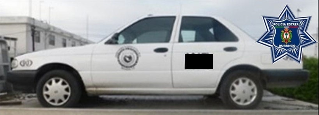 Un automóvil con logotipos de base de taxi fue asegurado por elementos de seguridad al tratarse de una unidad robada.