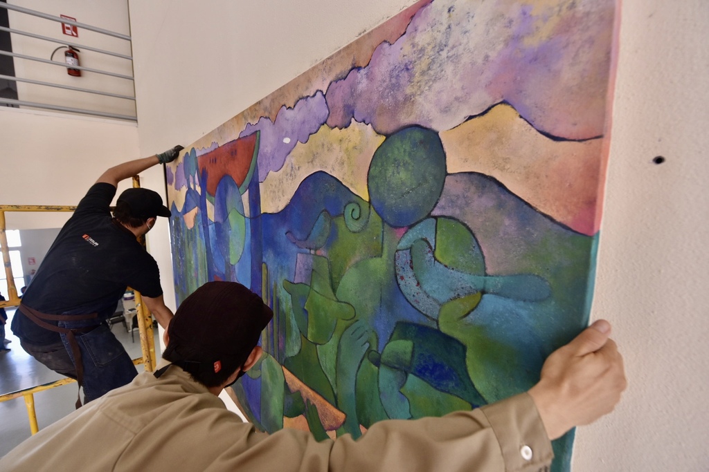 Registro. Los murales narran el nacimiento y desarrollo de Torreón como urbe industrial y cultural.