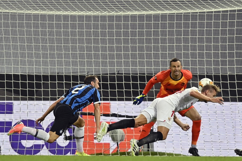 Luuk De Jong se lanza de 'palomita' para marcar el primero de sus dos tantos, en la victoria del Sevilla 3-2 sobre el Inter. (AP)
