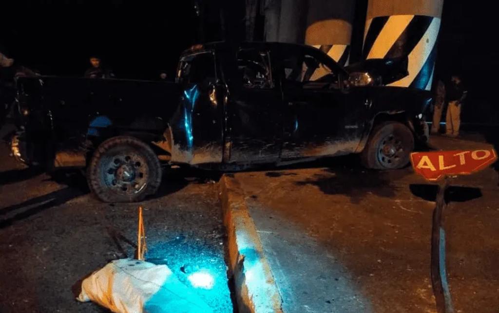 El enfrentamiento sucedió durante una persecución policial de dos vehículos con hombres armados en la carretera Celaya-Salvatierra, cerca de la comunidad Rincón de Tamayo, una zona donde se concentra el robo de combustible.
(ESPECIAL)