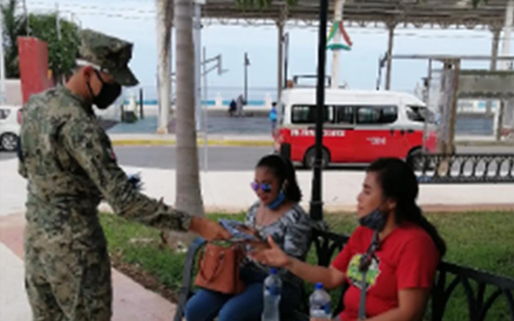 Personal de Infantería de Marina entregó cubrebocas a habitantes de Isla Arena y Ciudad de San Francisco en Campeche, para garantizar la protección de la población ante la emergencia sanitaria por la propagación del COVID-19. (CORTESÍA)