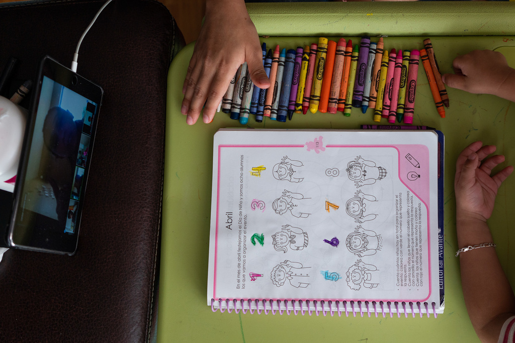Además de los programas educativos impartidos por televisión, el aprendizaje estará basado en los cuadernillos de trabajo para los alumnos en México.