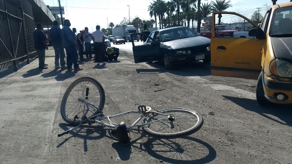 Tras el contacto, el ciclista salió proyectado varios metros y terminó tendido sobre la carpeta asfáltica lesionado. (EL SIGLO DE TORREÓN)