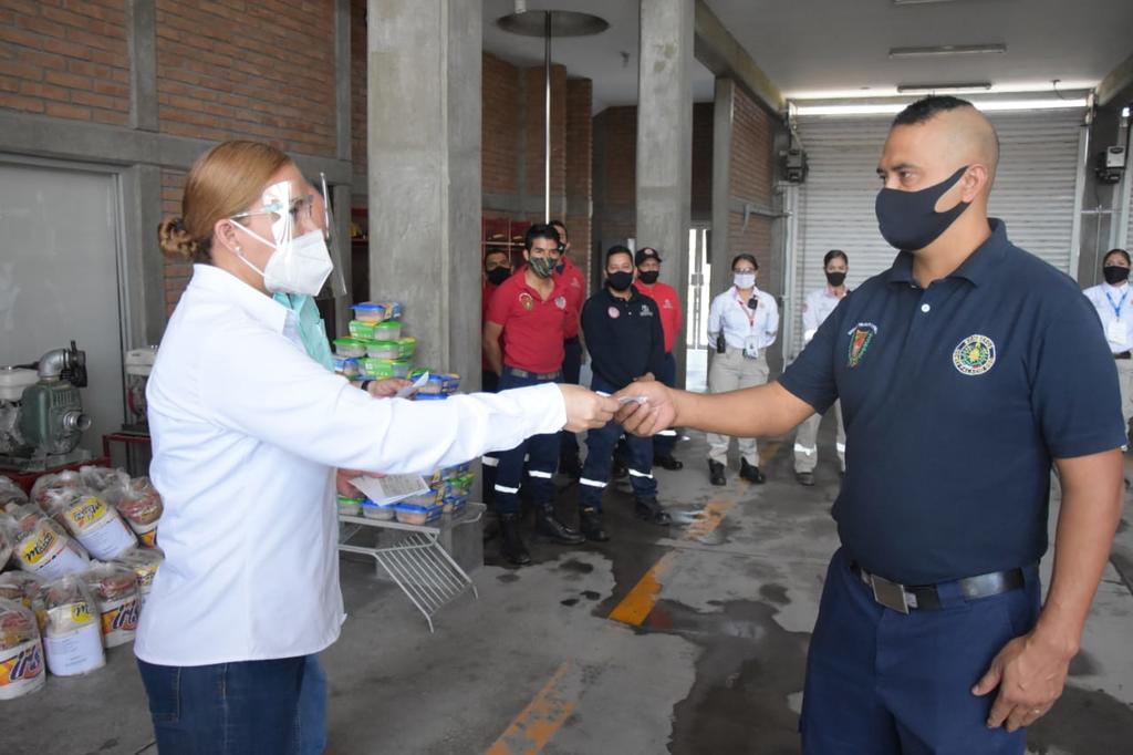 La alcaldesa de Gómez Palacio, Marina Vitela Rodríguez, reconoció la labor del cuerpo de bomberos. (EL SIGLO DE TORREÓN)