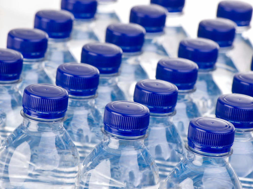 Aunque la mayor parte de las bolsas o las botellas de agua se descomponen en el medio ambiente, algunos fragmentos o microplásticos no biodegradables permanecen en el entorno y acaban siendo ingeridos.