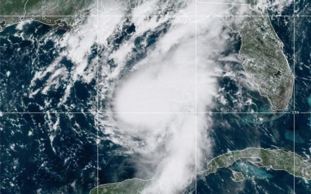 'Marco' se convirtió en huracán categoría I sobre el golfo de México, mientras avanza hacia Estados Unidos. (ESPECIAL)