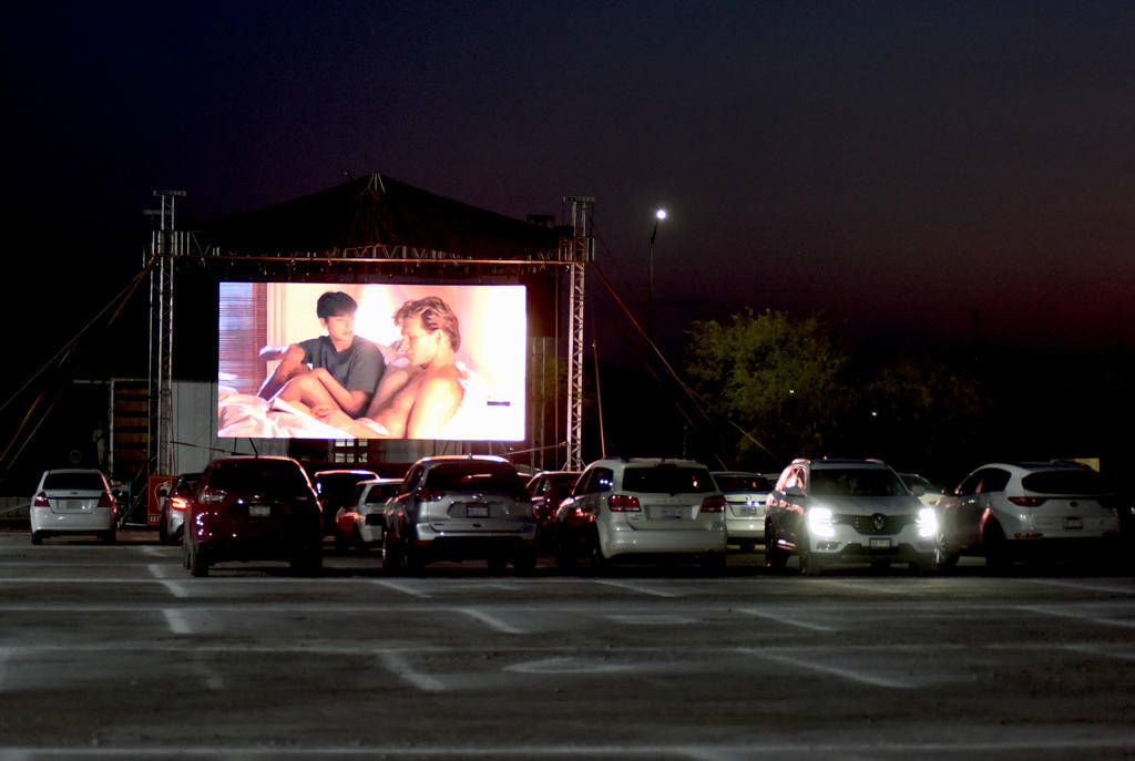 El pasado viernes parejas, familias y amigos disfrutaron de la película Ghost en el autocinema ubicado en el estacionamiento de una plaza comercial del Bulevar Ejército Mexicano. (ARCHIVO)
