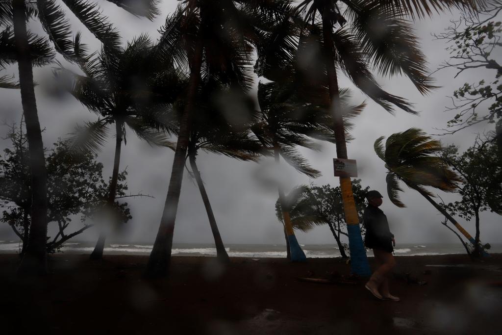 La tormenta tropical Laura se aproxima este domingo peligrosamente a Cuba, que activó las alertas ante el pronóstico de que los fuertes vientos y lluvias barran la isla de este a oeste tras su paso por Haití y República Dominicana en las últimas horas. (EFE)